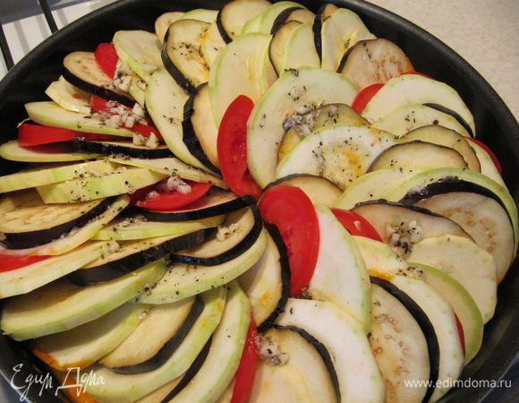 Приготовить заправку. Смешать 3 ст.л. растительного масла, 2 измельченных зубчика чеснока, сушеный базилик, соль и перец. Полить овощи заправкой.