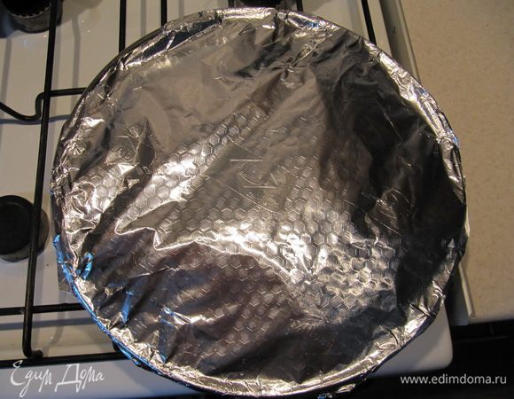 Накрыть форму фольгой и отправить в духовку, разогретую до 180 C, на 45 мин.