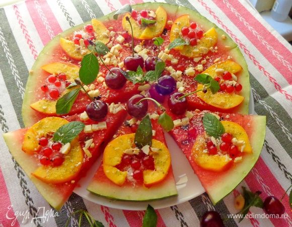 Спелый крупный арбуз разрезать посередине и от одной половинки отрезать круглый пласт толщиной 1.5 - 2 см. Разрезать его на 8 секторов и украсить фруктами. Для усиления контрастности вкуса посыпать мелко нарезанной брынзой.