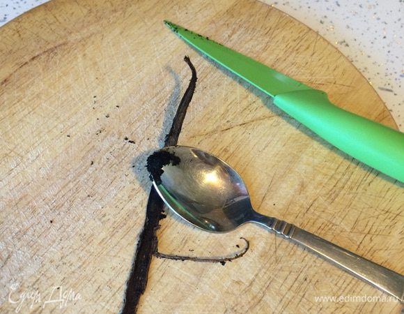 Сгущенку, яйца, соду (гашеную в уксусе), муку взбить венчиком. Разделить на 2 части. В 1 кладем какао, во вторую - семечки ванили(предводитель но достать из стручка)В форму кладем фольгу, смазываем маслом. Выпекаем 4 коржа: 2 светлых, два темных. В разогретой духовке до 180 градусов 10-15 минут.