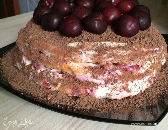 Перед подачей на стол шоколад измельчить и посыпать торт, украсить черешней. Приятного аппетита!)