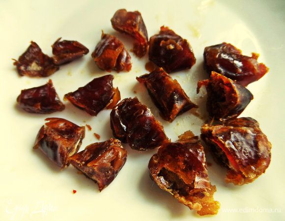 Финики промыть и поделить на четверти.