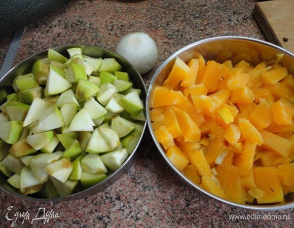 Яблоки кислые нарезать кубиками, также тыкву. Лук мелкими кубиками.