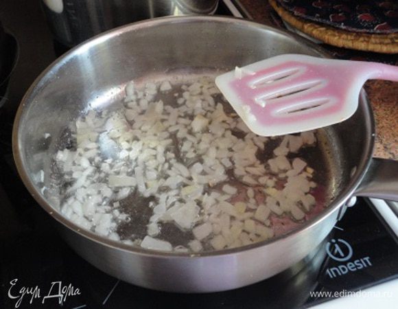 Растительное масло разогреть в сотейнике и обжарить на нем лук до золотистого цвета.
