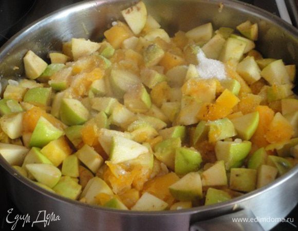 Добавить тыкву, яблоки, тертый имбирь и цедру одного лимона, корицу, кориандр, соль, сахар и тушить на медленном огне, постоянно помешивая минут 15-20. Далее предлагалось разложить соус в горячие банки и закрутить.