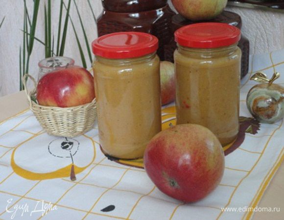 Я же измельчила в блендере, протерла через сито, для цвета добавила паприку, для остроты половинку острого перчика и для кислоты винный уксус . Хотя можно было бы и сок лимона. Довела до кипения и разлила по баночкам.