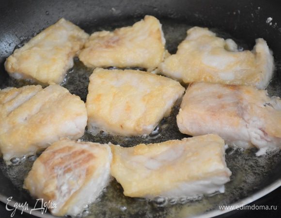 Обвалять в муке и обжарить в растительном масле до готовности.