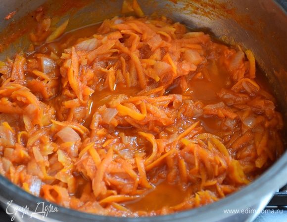 Добавить томатную пасту, специи и тушить под крышкой, периодически помешивая, около 20 минут. Влить уксус, бульон и довести до кипения. Посолить и приправить сахаром. Остудить.