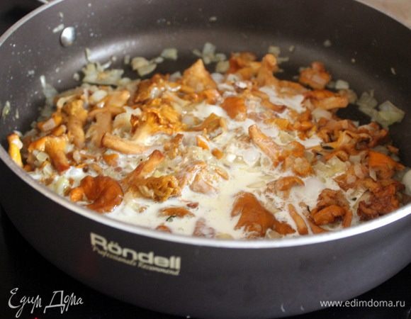 Убрать веточки тимьяна. Влить в сковороду сливки, выпарить и снять с огня, дать остыть. 
