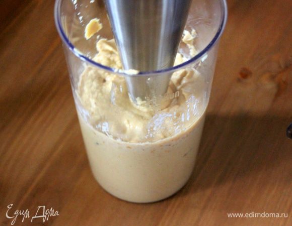 Измельчить грибы при помощи погружного блендера с добавлением сливочного масла, соли и перца. 
