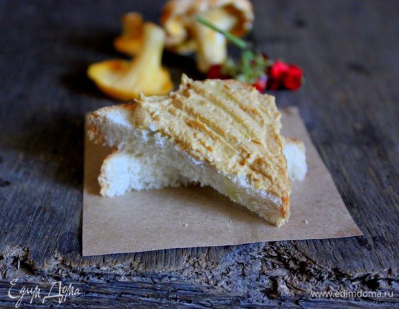 По желанию можно добавить немного трюфельного масла в готовый паштет. При подаче намазывать паштет на кусочек хлеба, сверху посыпая мелко нарезанным луком и свежей зеленью.  