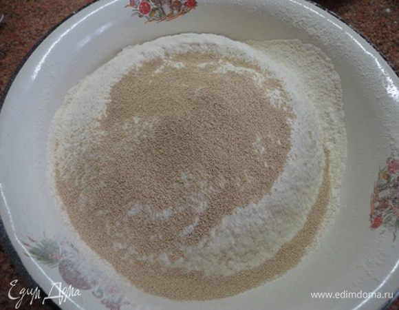 Муку (у меня высший сорт) с солью просеять и соединить с дрожжами.