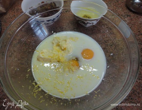 В теплом молоке растворить сахар, добавит цедру 1 лимона, 1 яйцо и 1 желток (белок оставьте для смазки), размягченное сливочное масло.