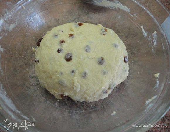 Промытый и просушенный изюм смешать с мукой. Соединить жидкие и сухие ингредиенты и замесить тесто. Мне понадобилась еще 1 столовая ложка муки. Оставьте в теплом месте подходить, чтобы увеличиться в 2-3 раза.
