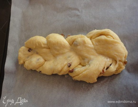 Нам предстоит сплести три косички - одинаковые по длине, но разные по толщине. Поэтому нарежьте 9 полосок, разной толщиной по 3 штуке и сплетите косички. На лист для выпечки уложите самую толстую косичку и по центру вдоль сделайте углубление скалкой (чтобы при подъеме косички не сползали), смажьте слегка взбитым белком и уложите вторую косичку.
