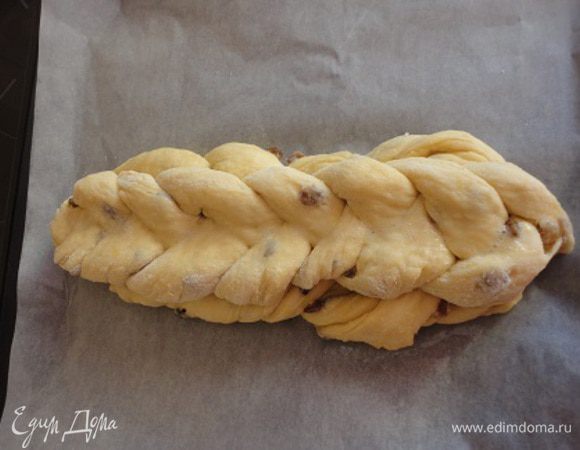 На ней также сделайте углубление и смажьте белком.