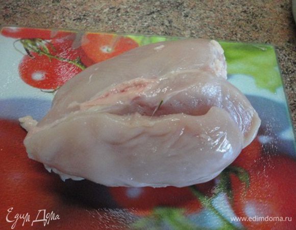Я взяла грудку на кости общим весом 600 г и срезала с нее филе и отбила.