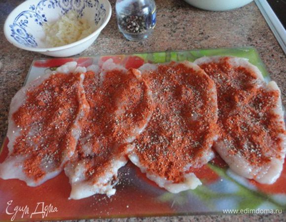 Отбитые кусочки выложила слегка внахлест и посыпала паприкой и черным перцем.