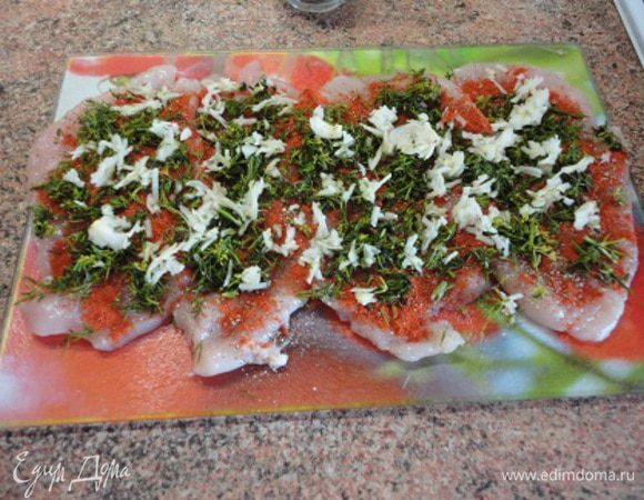 Затем выложила рубленую зелень о натертый на мелкой терке чеснок.