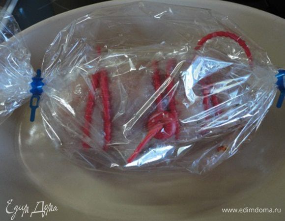 Свернула рулет, закрепила и уложила в рукав для запекания. Проколола сверху мешок и запекала 30 минут при температуре 200 градусов.