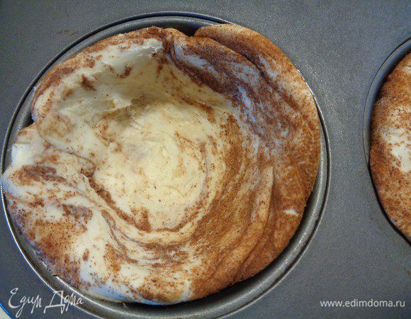 Раскатать в кружок при помощи скалки и положить в форму для кексов. Пальцами оформить бортики, а донышко каждого пирожного прижать большими пальцами рук.