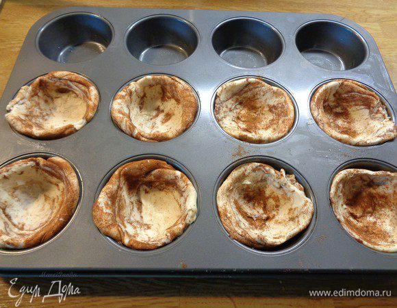 Поставить пирожные в духовку, разогретую предварительно до 200 градусов, примерно на 10-15 минут.