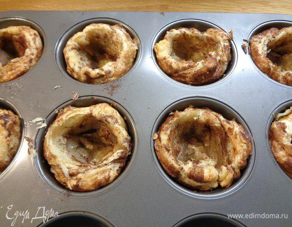 Пирожные вытащить из духовки. Чайной ложкой расправить тесто, прижимая к краям. Начинить пирожные кремом (не до краев) и опять поставить в духовку примерно на 10-15 минут.

В крем входит яйцо, так что он немного поднимется.