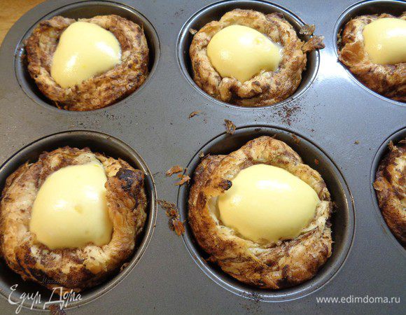 Вытащить пирожные из духовки и дать им остыть.