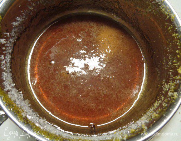 В разогретый ковшик всыпать 5 столовых ложек сахара. Томить до красивого коричневого цвета.