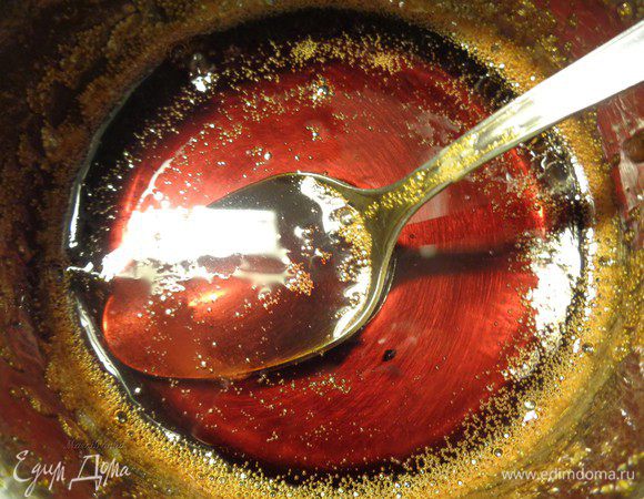 С апельсина выдавить сок и добавить его к сахару. Карамель у нас будет апельсиновая.