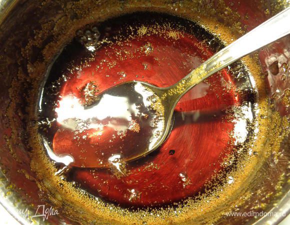 Помешивать и томить на огне до тех пор, пока сироп не превратиться в карамель. Это может занять времени от 1 минуты до 5. Так что не отходить от плиты и контролировать процесс.