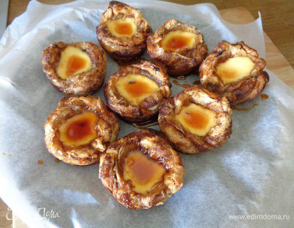 Вытащить пирожные из формы и полить карамелью. Очень аккуратно и без детей на кухне. 

Залить ковшик холодной водой и поставить опять на плиту. В противном случае будет очень трудно его потом отмыть.