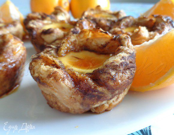 Дать застыть карамели и подать пирожные с апельсином, нарезанным на дольки.

Приятного аппетита!