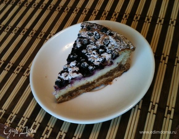 Выпекаем при 175 градусах минут 30-45 (в зависимости от духовки), даем остыть в духовке. Готовый посыпаем сахарной пудрой.

Я в тесто положила не полный стакан сахара. И в начинку не полные ложки сахарной пудры. 
При данных пропорциях пирог не очень сладкий, нежный. Если Вы сладкоежка, сахар увеличивайте по своему вкусу!