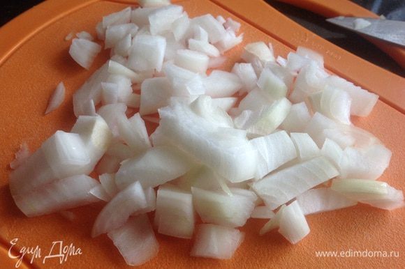 Лук и морковь почистите. У болгарского перца удалите семена. Мелко нарежьте лук, перец и морковь нарежьте соломкой.