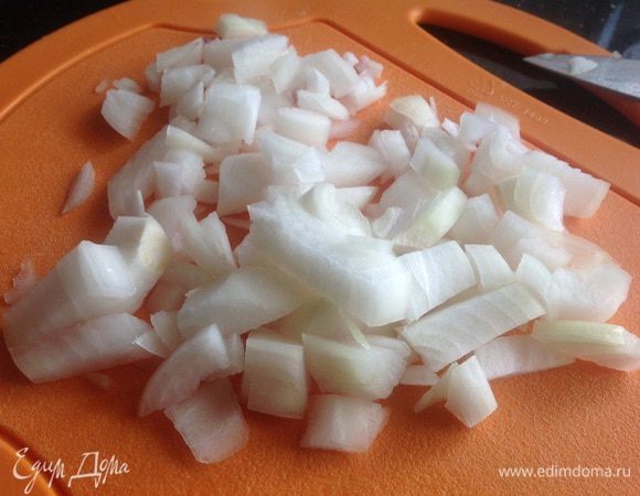 Лук и морковь почистите. У болгарского перца удалите семена. Мелко нарежьте лук, перец и морковь нарежьте соломкой.