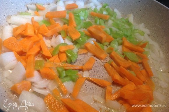 На раскаленную сковороду налейте 1 ст. л. растительного масла и обжарьте лук 3-4 минуты, добавьте болгарский перец и морковь и жарьте еще 5-7 минут.