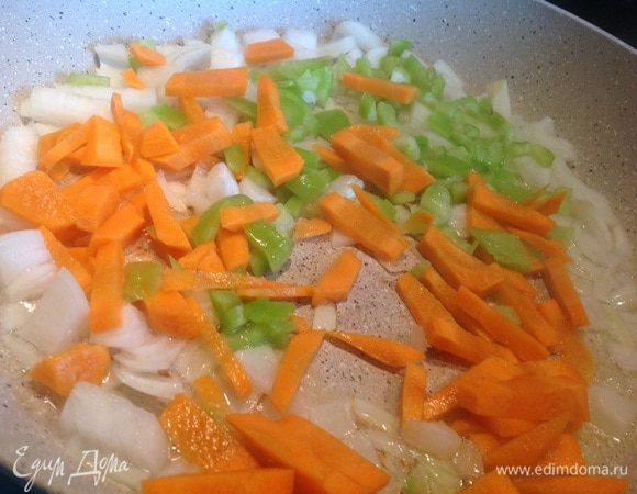 На раскаленную сковороду налейте 1 ст. л. растительного масла и обжарьте лук 3-4 минуты, добавьте болгарский перец и морковь и жарьте еще 5-7 минут.