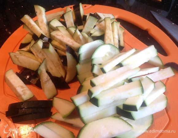 Баклажаны и цукини нарежьте соломкой, у помидора удалите кожицу и тоже нарежьте...