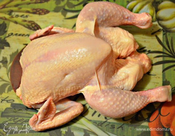 Приготовьте, помойте и обсушите курицу.