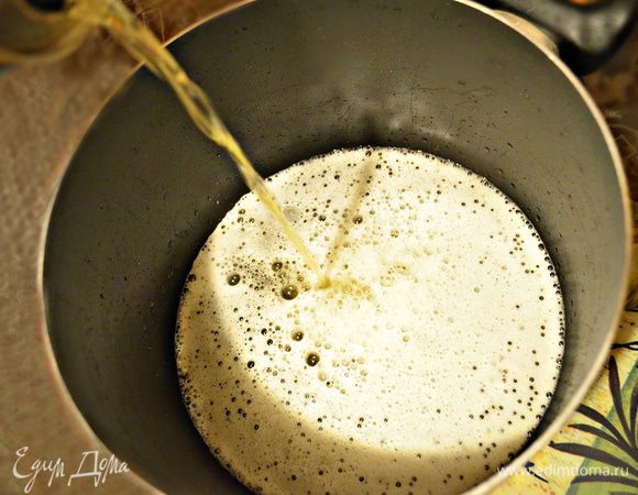 Приготовьте рассол: соедините пиво с водой, растворите соль.
 
 
