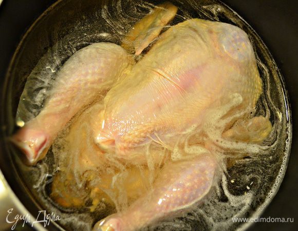 В полученный раствор положите курицу и оставьте в холодильнике минимум на 12 часов. Пиво я использовала светлое. Для более яркого и насыщенного вкуса можно сделать раствор с использованием тёмного пива. Если у вас большая кура, то количество воды увеличите до 2 л (курочка должна быть полностью покрыта рассолом).
 

