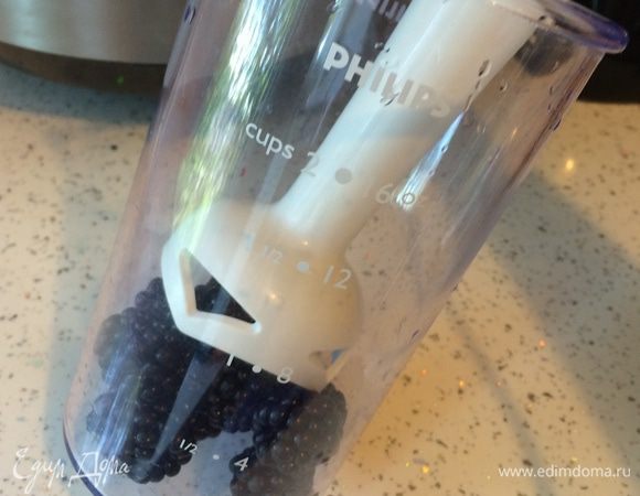 Измельчаем в блендере ежевику.