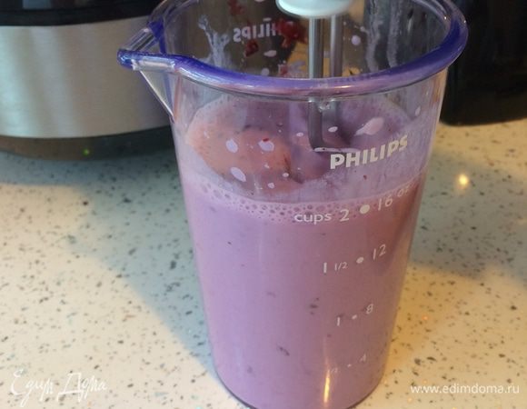 Семечки ванили, молоко и йогурт добавляем к ежевике, взбиваем миксером или блендером.