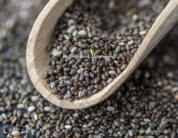 Семена чиа - уникальный продукт. Они обладают сильными гидрофильными свойствами, т.е. способны связывать воду. Также они содержат пищевые волокна. При замачивании семян чиа в жидкости (вода, сок, молоко), они способны увеличиться в 10-12 раз.
А на вид они маленькие и невзрачные.