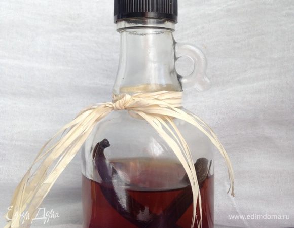 Молоко налить в сотейник, добавить 1/2 ч.л. сухих цветов лаванды и семена из стручка ванили вместе со стручком. Я в этот раз использовала 1/2 ч.л. ванильного экстракта. Хорошо прогреть, не кипятить, затем процедить и дать остыть до комнатной температуры. Добавить мед или любой другой подсластитель на ваш вкус.
Засыпать в молоко семена чиа и хорошо перемешать. Оставить на 30-40 минут.
Можно замочить семена на ночь, а утром приготовить быстрый, вкусный и полезный десерт.