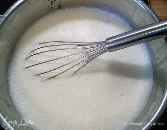 Убрать стручок. Постепенно влить сливки с молоком к желткам, постоянно помешивая. Смесь перелить обратно в кастрюлю. 