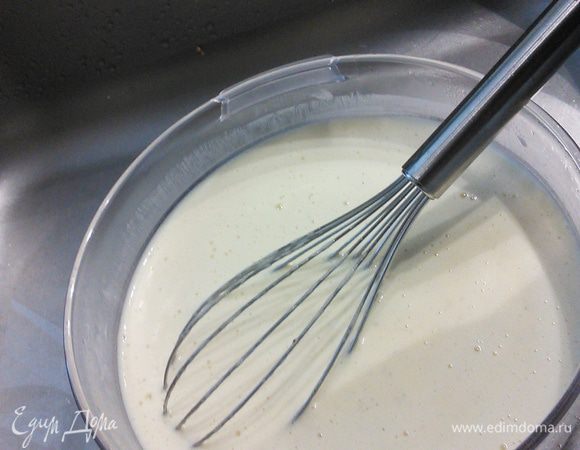 Поставить на медленный огонь и, постоянно помешивая, довести до загустения. Когда вы почувствуете лёгкое сопротивление смеси венчику, снимайте с огня. Процесс занимает приблизительно минут 7-10. Желтки не должны свариться! Должна получиться легкая кремовая консистенция. Перелейте массу в пластиковый контейнер, охладите (я поставила в раковину с холодной водой) и поместите в морозилку, не забывая её интенсивно перемешивать каждые 40 мин, чтобы избежать кристализации. 