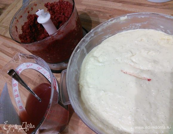 В форму выложить половину савоярди. Клубничный сироп (по вкусу) разведите  100 мл воды. Пропитайте половиной сиропа слой печенья. Сбрызните мятным ликёром. Выложите половину мороженого, затем половину клубничного пюре. Процесс повторите в той же последовательности. 