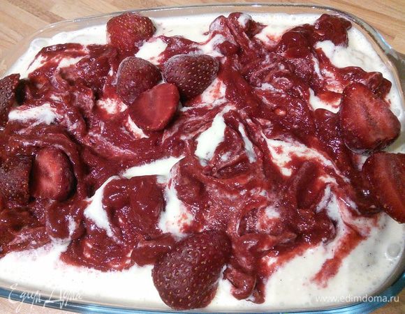 Последний слой клубничный соус разводами и оставшаяся клубника для украшения. Поместить в морозилку ещё на 30 минут до 1 часа. Если мороженое будет продаваться позже, то процесс обратный: за 30 минут до 1 часа переложите мороженко из морозилки в холодильник, затем подавайте.  